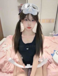 かわいくてかわいいヤンガンの小さなガールフレンドの人形の顔と音を持つ小さな女の子