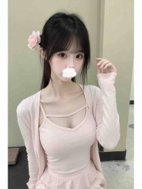 小さくて大きい胸、肌のきれい、辛い姿、タイトな猫