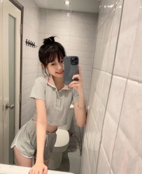 甘くて甘い笑顔のかわいい女の子。温かいサービスは、あなたが会うとき、恥ずかしがり