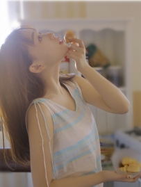 非常に伝染性のある女性が微笑んで、非常に伝染性のある腰を持っているので、彼女の吸