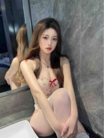 彼女は魅力的な曲線、エレガントな姿勢、純粋で成熟した言葉のスキルを持っているので