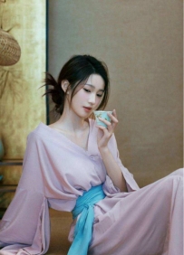 🌸クールビューティーなS女王。黒タイツに包まれた脚が魅力的。